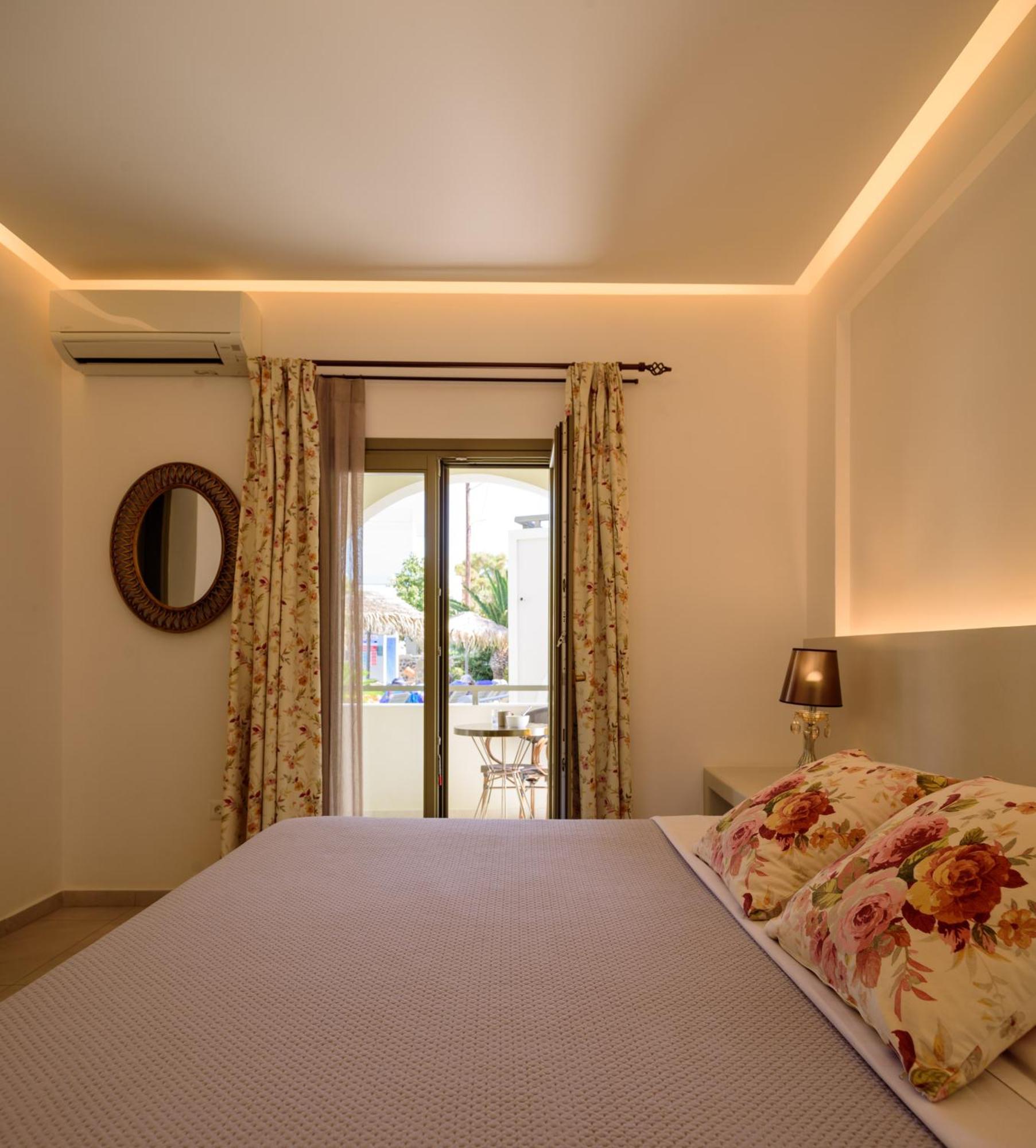 Zephyros Hotel Kamari  Bagian luar foto
