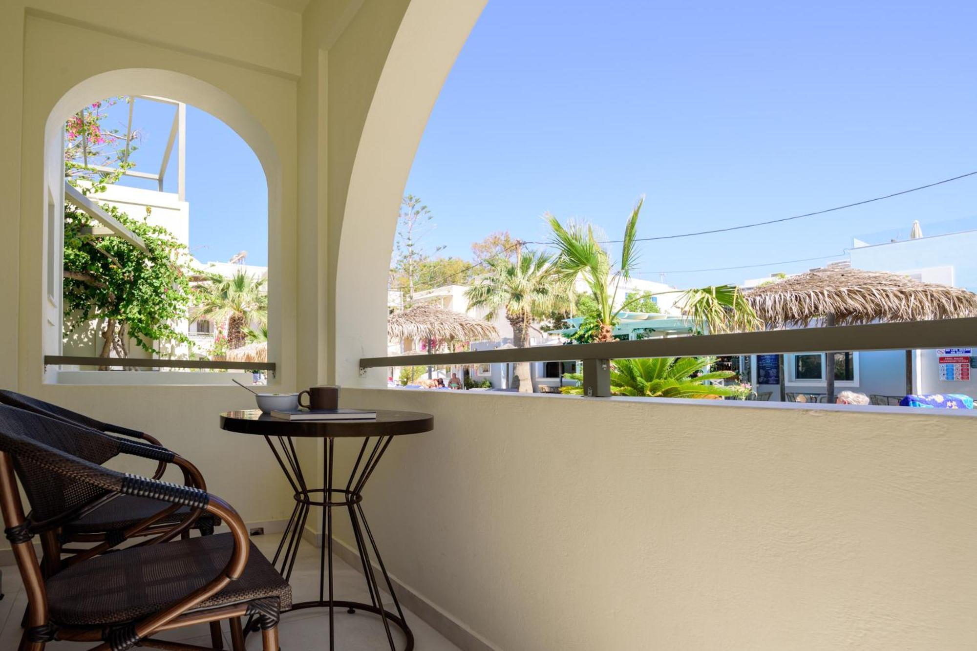 Zephyros Hotel Kamari  Bagian luar foto